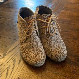 Leopard print TOMS desert wedge